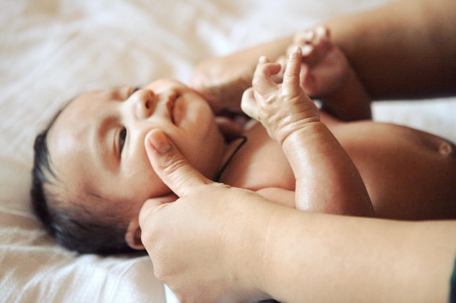 Cách tắm cho trẻ sơ sinh chuẩn nhất trong những ngày đông lạnh cha mẹ nào cũng nên nằm lòng - Ảnh 1.