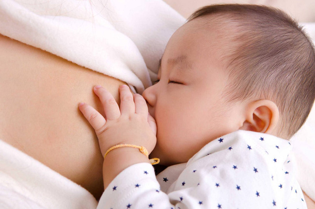 Chỉ cần nhìn dấu hiệu này là biết trẻ sơ sinh đã bú no hay chưa, mẹ bỉm sữa sẽ rất tiếc nếu không biết - Ảnh 2.